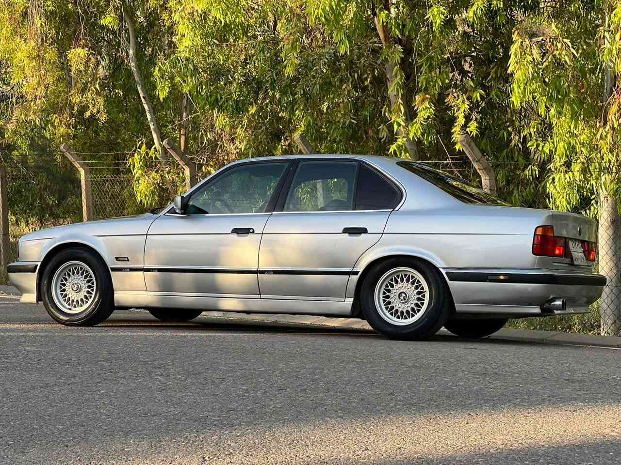 BMW 525 iA 1992 
سەیارەکە لە ٢٠٠١وە لای خۆمانە بە ناوی خۆشمانە 
فول فولە بەس سلاید نیە بیلاد 525 تۆماتیکە چوار جام کارەبایە تەبرید ساردو گەرم مەزبوتە سوکان کارەبایە چوار ویل حەسیری بیلادی لە ژێرە لۆک تایە ٢٢٥ لۆک بێدەعمە سەیارەکە چەکوچی پێوە نیە کامل بۆیاخ کراوە بۆ جوانی بۆ عەیب مەگڕێ دینار مەسرەفی تیا نیە تەحویل وەکالە بەشەرت گێڕو مەکینە بە شەرت موسو بڕاوە بە شەرت   لەکۆیەم
***********وەتسئەپ و ڤایبەریشی لەسەرە. كويسينجاك, أربيل
