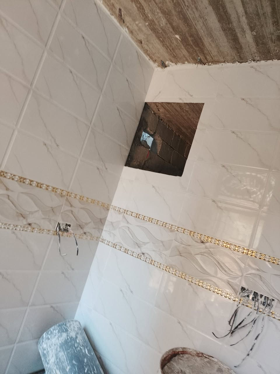 سلام عليكم خلفه سيراميك  ارضي جداري باسعار مناسبه جدا ليزر كبان  /***********. يوجد وتساب.  دقه بل عمال الاتزام بل مواعيد ***********
