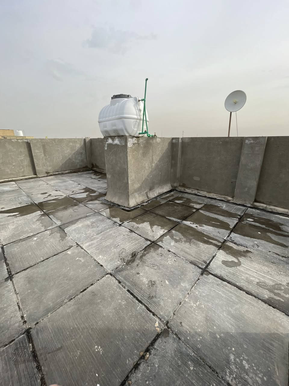 السلام عليكم 
بيت للبيع يصلح للسكن او اليشتريه يستثمره ( ايجار ) بناء حديث غير مسكون مسبقا
المساحة 100م  طابقين وكامل من جميع النواحي مطل على حديقة مع وجود خط للمولد القريب من البيت المواصفات
* يحتوي على 3 غرف نوم
* ⁠حمام عدد 2 سيراميك 
* ⁠مطبخ سيراميك
* ⁠الارضية كاشي عراقي 
* ⁠السطح شتايكر
* ⁠جميع الجدران ملبوخة من الخارج
* ⁠الابواب خشب عراقي
* ⁠محجر طابقين المنيوم
* ⁠الابواب والشبابيك تفصال حديث من الحديد 
السعر المطلوب قفل 75 مليون العنوان سبع البور رقم القطعة  ⁠5643 خلف المدارس 
رقم صاحب العقار ***********
