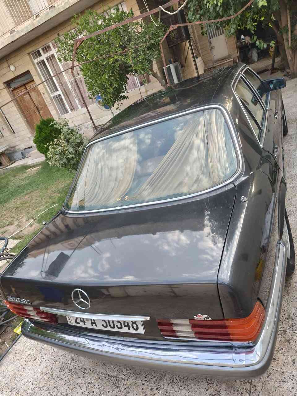مرسدس رئاسي موديل 1990
رقمها دهوك وكاله عام ابسمي 
تبريد 
غرفه جلد عسلي 
مضخم صوت
تخم تاير جديد 
مصبوغه جماليه 
شاشه 
كير ومحرك شرط اصلي 
6 سلندر 
الماني مو امريكي 
السياره جديد وحلوه وبيها نضره
مكاني موصل وهذا رقمي *********** 
السعر90 وبي مجال بسيط للشراي 
والسياره احلا من الصور بعد
