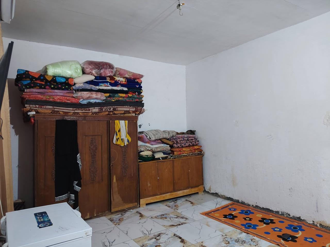 السلام عليكم عندي بيت راعيه امستجل كلش بلاش المساحه، 220 غرفتين وصاله ومطبخ ودوانيه وصحيات بلوك عكاده  السعر 33 بي مجال شارع اسواق ابو شكريه  السبل الثانيه. ***********
