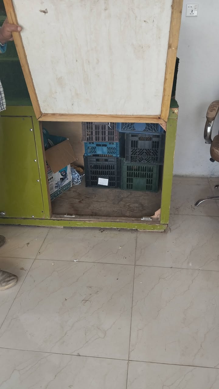 سلام عليكم عندي رفوف بلوك للبيع درجه اولا +ميز وكرسي للاستفسار اتصل على الرقم ***********
