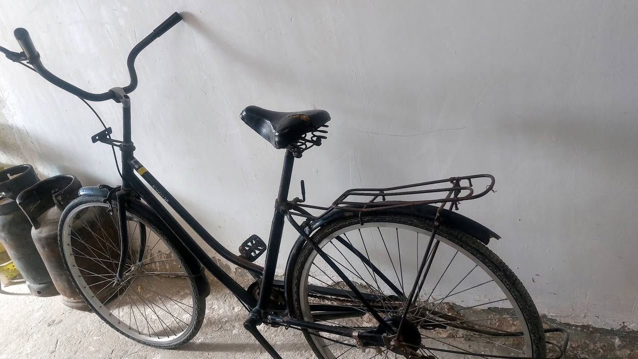 بايسكل للبيع حجم ٢٨ نضيف  عنوان الحرية الثانية قرب ابو جفات السعر ٤٠ الاستفسار على الرقم ***********
