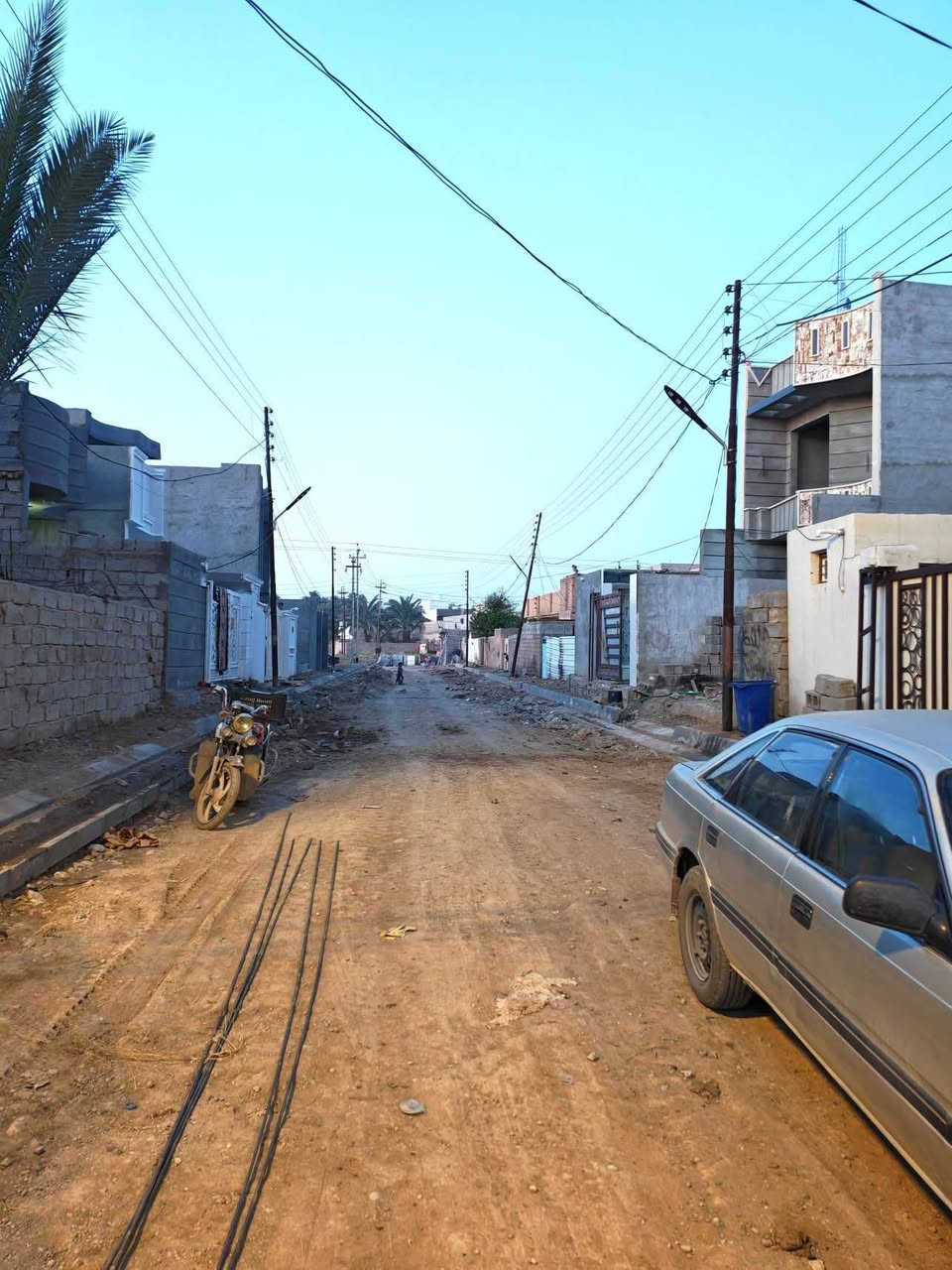 #للبيع دار سكن طابو صرف مطلوب للإسكان 

#الموقع بلور مقابل جامع الشيخ ثاير داخل الفروع
كل الخدمات متوفرة والتبليط هذه الايام ان شاء الله 

#المساحة ٢٤٠ متر
الواجهة ١٢
النزال ٢٠

#المحتويات البيت طابقين
٣ غرف نوم طابق ارضي وغرفتين نوم طابق ثاني
وباقي المحتويات هول إستقبال كلدور مطبخ وصحيات داخل وخارج
البيت بي نواقص منها أرضية وتقفيل ماء وكهرباء
والصور موضحة كلشي
#ملاحظة البيت مطلوب للأسكان ٤٢ مليون تتحول عليك بقسط شهري ٢٢٠ الف
وسعر البيع المطلوب مقدمة ٥٣ مليون
 #للتواصل مع الرقم
***********
