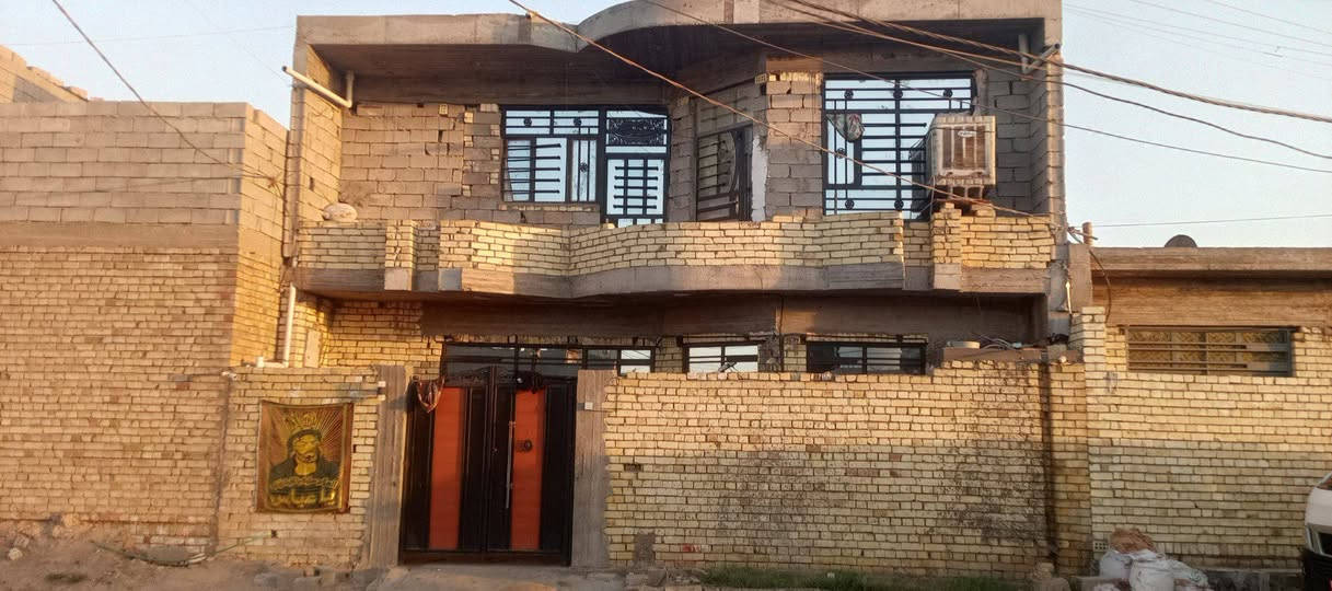 سلام عليكم عندي دار طابقين للبيع بناء الجوة طابوق والطابق الثاني بلوك متكون من غرفه وستقبال ومطبخ مشترك ويه الصاله البيت مساحته ١٠٠ متر مربع يحتاجله تطبيك ارضيه صبه رفت ارضيه قريب على شارع البحير سند ٢٥ مجاري رئيسي كهرباء خطين ماء موجود  السعر ٧٠ بي مجال لشراي اتصل على هذا الرقم ***********
