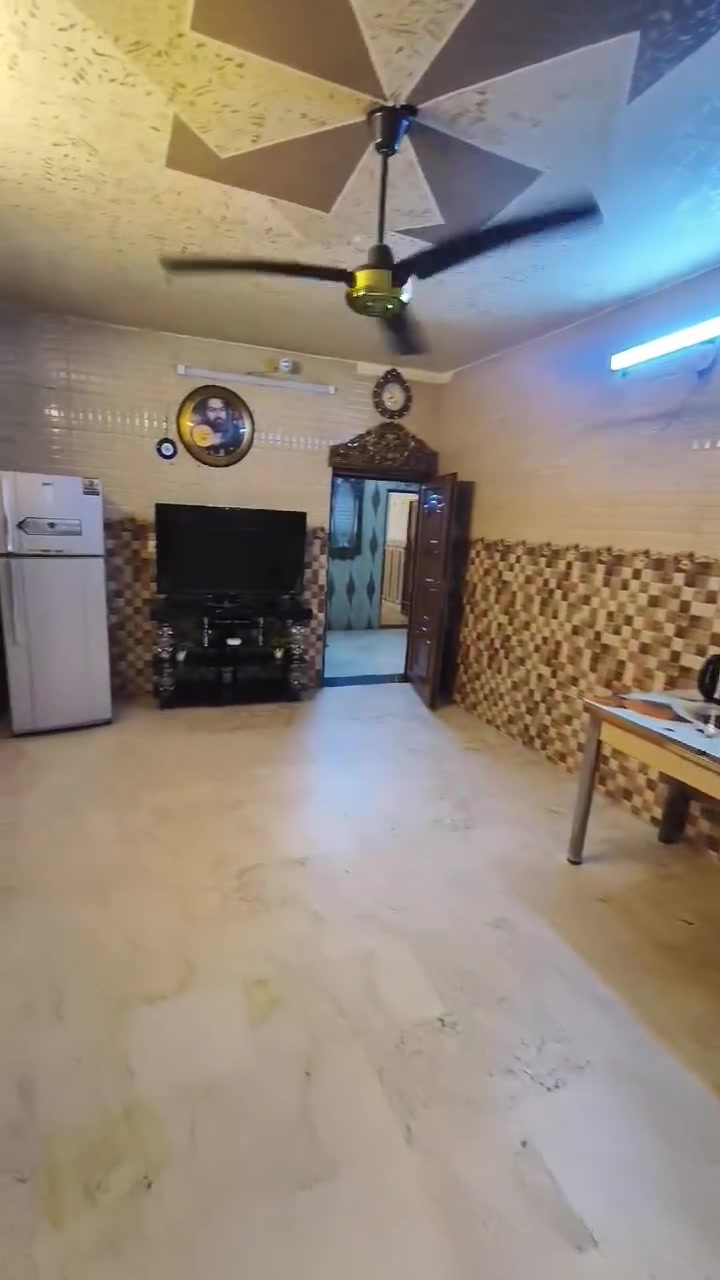 يالله يوجد شقة مثثه بلكامل اللايجار طابق ارضي يتكون غرفه وصاله ومطبخ وخدمات وحولي وطرمه زيرو سبلت غرفه ويفضل ازكرتيه موقع الدوره شارع ستين خلف اسواق الخير الاستفسار ***********
