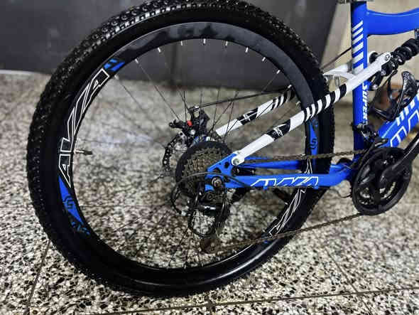 ‎السلام عليكم 
‎بايسكل جبلي حجم 26  كير خلفي 7 سرع  وامامي 3 سرع  نضيف وسريع جداً ويا الملحقات حامل هاتف وهورن ولايت سعره 95وبي مجال بسيط مكاني بغداد شارع فلسطين تواصل خاص رقمي ***********
