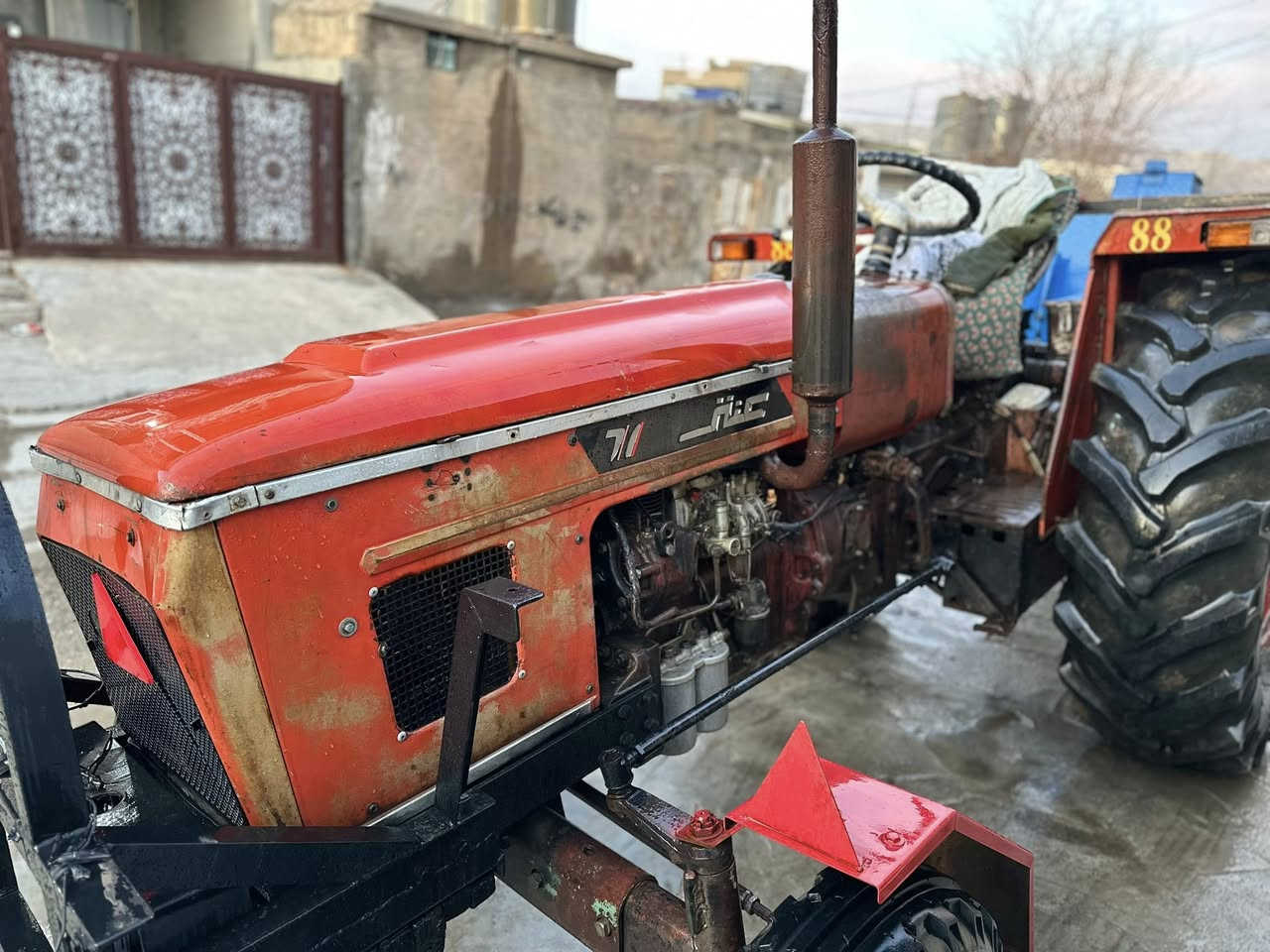 تراکتۆر مۆدێل ٨٨
هەموو گیانی بەشەرتە تایەکانی نوێیە گزۆز بیلادیە لەسەر دەقی بیلادی ماوەتەوە ڕنگی بیلادیی خۆیەتی لەپێشیی هەتا پشتی بەشەرتە نوقستانی تیانیە بەس ئەو دەعامیەی لەگەڵ نیە  ٦٠ گەڵاو مەعامەلەیکی برایانەی تێدایە ڕەقەم تەلەفۆنیش ***********
