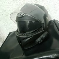 شباب خوذه جامتين بيها لدات وره ، فچ قلاب و وياها سماعه قويه و مايك مثل...