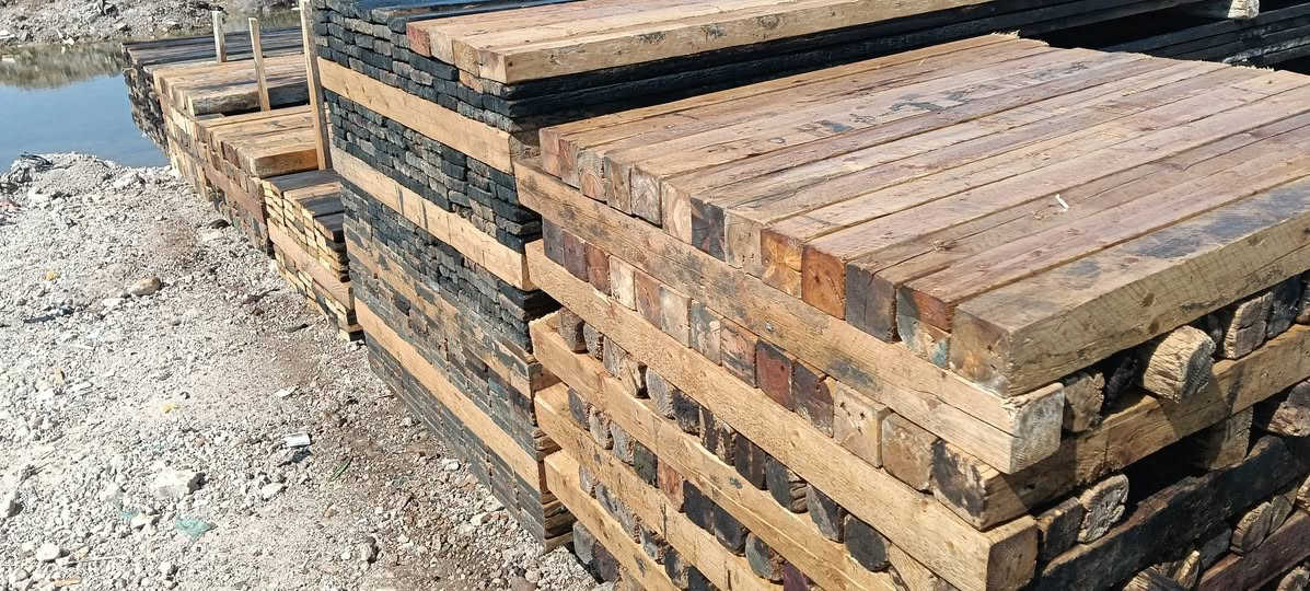 السلام عليكم قالب خشب للبيع نظيف حيل بغداد الحسينيه***********
