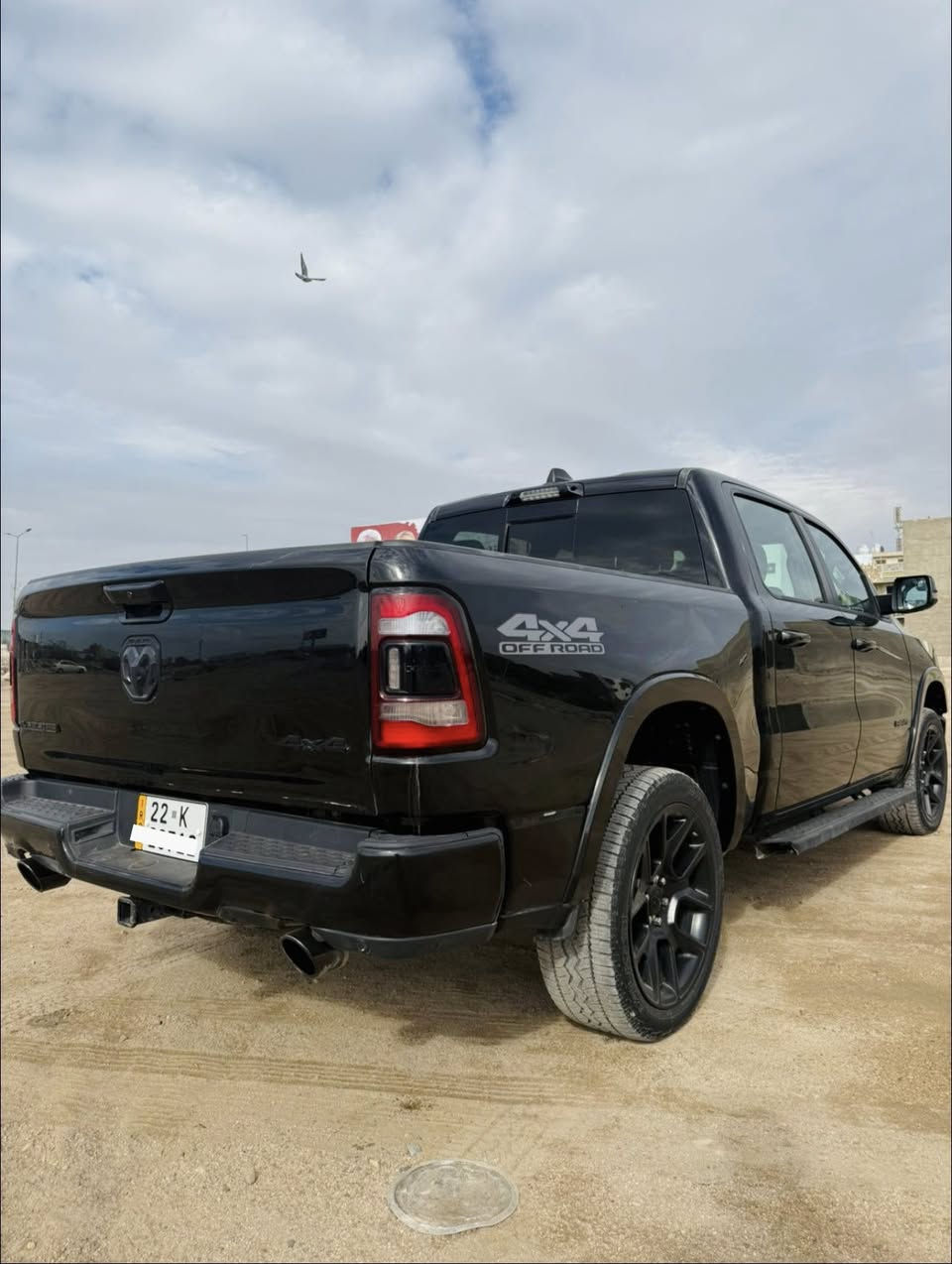 السلام عليكم ورحمة الله وبركاته
RAM 1500
(LARAMIE) 5.7 V8 
 موديل 2024  1/1 
رقم اربيل بأسمي ____ 
ماشية 30 mi 
حادث خفيف / صبغ ربع لبنيد فقط 
‏بدون ايرباك بدون دواخل 

المواصفات : 
المقاعد تدفئة تبريد 
المقاعد خزن ميموري 
صندوق كهرباء 
سلكتير + برك كهرباء 
كامرة (360) :
* رادار تفاعلي مع مانع تصادم. 
* نقطة عمياء. 
* تحذير الخروج عن المسار 
* كشافات الضباب زنون. 
* المصابيح الأمامية والمصابيح الخلفية LED. 
* دخول ذكي (بصمة). 
* تشغيل عن بعد
* مقاعد من الجلد الفاخر 
*الستيرن تدفئه 
* شاشة كبيرة 
* حساسات امامية وخلفية.
* سقف بانوراما.
* مانع تصادم خلفي + أمامي
*محدد سرعة.
* مرايا كهربائية جانبية قابلة للطي كهربائيا.
* شاحن موبايل لاسلكي (واير ليس).
* الشباك الخلفي كهربائي. 
* هاند بريك كهربائي. 
* مساحات تخزين إضافية
وباقي المواصفات معروفة 
…….

السعر 420 $   وبيه مجال بسيط 

مكاني بغداد / 

للاستفسار/***********
