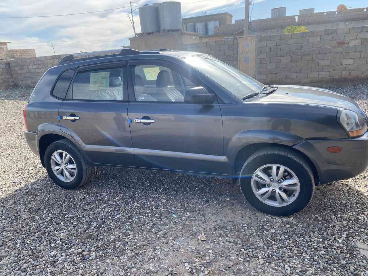 السلام عليكم سياره تكسون  موديل 2009 بدون ضرر بدون تبديل فقط 3ملاحظات طخم تايرصدر جديدالسعر120وبيهامجال ***********
