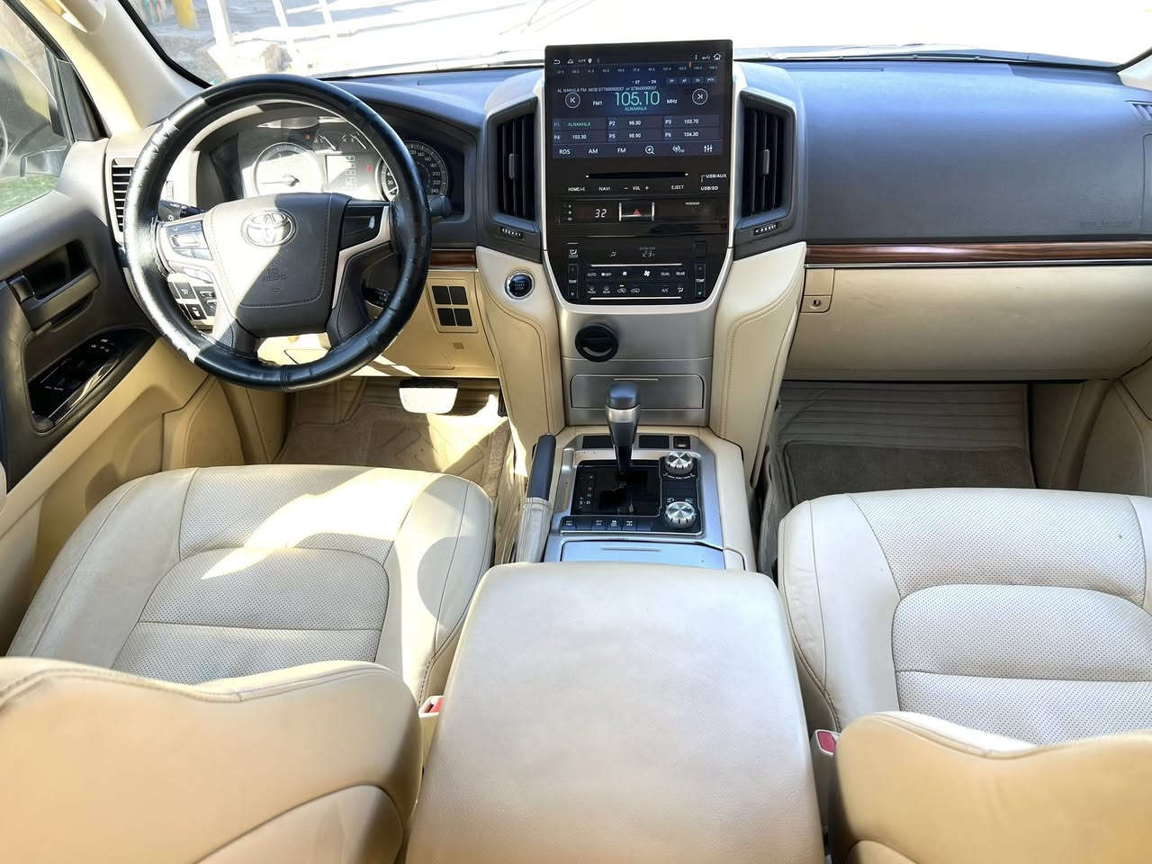 تويوتا لاندكروز 2017 GXR خليجي SAS
___________________________ 
محرك حجم V8 4600
حساسات امامي خلفي
بصمه وتشغيل عن بعد 
مثبت سرعة دبل ماوس 
سلايت و 8 ايرباك
لايت زنون اسود
كشنات جلد وكهرباء 
ويل كب كروم اسود 20 انج
علامه لاندكروز ليزريه بالبيبان 
بيه بارد بالباب الخلفي والصندوق وممبين 
السياره ماشيه 187000 الف KM
السياره جديده ومابيه اي نقص من كافه النواحي 
السعر 48000
***********
***********
