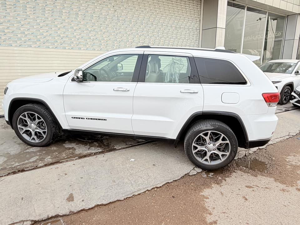 السلام عليكم ، مكلف بالنشر
– جيب خليجي موديل2019 لمتد بلص (Limited Plus) للبيع

سيارة نظيفة جداً وفول المواصفات، وارد خليجي وكالة Harlem

📌 المواصفات:

✔️ 3 شاشات 

✔️ شاشة وسط كبيرة مع نظام ملاحة

✔️ بانوراما وفتحة سلايد 

✔️ مقاعد جلد كهربائية مع ذاكرة تخزين ميموري

✔️ تبريد وتسخين مقاعد

✔️ بصمة تشغيل + دخول ذكي

✔️ لايتات زينون + LED نهارية

✔️ كاميرات + حساسات أمامي وخلفي

✔️ دركسون تحكم متعدد 

✔️ نظام ثبات إلكتروني + ABS

✔️ دفع رباعي 4×4

✔️ مواصفات Limited Plus معروفة فول الفول 

✨ إضافات:

🎨 اللون: ابيض 

🛋️ الداخل: بيج نظيف ومرتب

📍 الممشى:88  ألف فقط

🔧 الملاحظات: بارد شبر في الباب الخلفي 
   
 • لا يوجد أي ضرر داخلي أو حادث 

 • غير ذلك السيارة بحالة ممتازة جداً

📍 الموقع: بغداد 

📞 للتواصل:***********

    سيارة استخدام خفيف ونظيفة جداً ، وبلعافية على الياخذها
