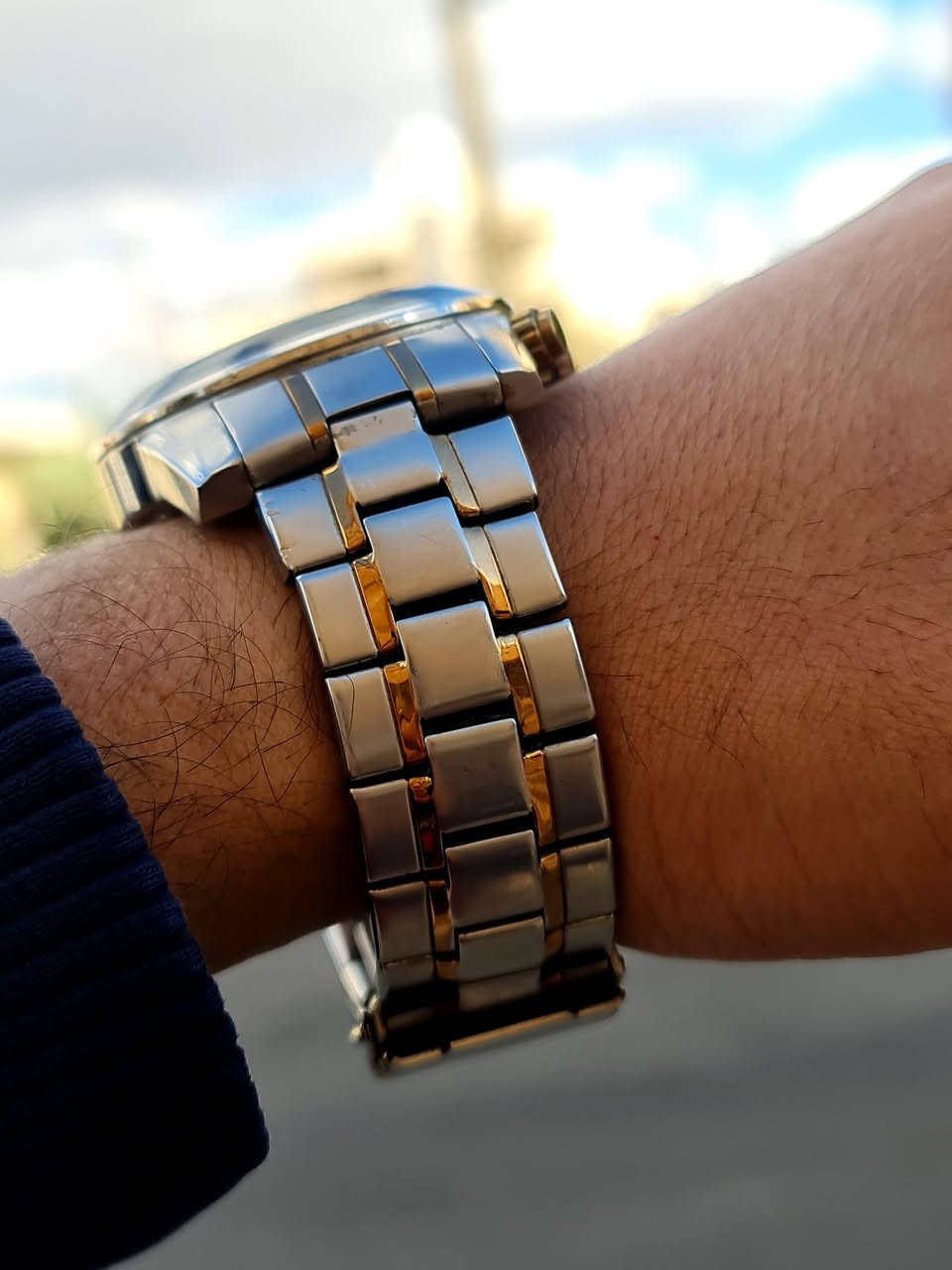 JOVIAL Original SWISS MADE – تصميم رياضي أنيق بلمسة ذهبية جذابة

✨ المواصفات:

عرض اليوم + الشهر بعدادات مرتبة وأنيقة
توقيت 24 ساعة

إطار رياضي مرقّم يعطي حضور قوي على اليد

سوار ستانلس ستيل ثنائي اللون (فضي × ذهبي)

تصميم عملي للدوام والمناسبات

📝 ملاحظة مهمة بكل شفافية:

يوجد شعر خفيف جداً على الزجاج، غير مؤثر على الشكل أو الاستخدام، ومبين بالصورة.

بسعررررر حرررررق وناارر🔥🔥🔥

💰 السعر مقابل المواصفات والاسم صفقة ممتازة
💥 ساعة هيبة وستايل بسعر منافس
اللي يعرف قيمة Jovial بيعرف إنها فرصة 

للتواصل على الرقم التالي او على الخاص 0795472588 

✨️يرجى متابعة الصفحه لكي يوصلكم كل ما هو جديد ✨️⌚️


**إذا كنت صاحب هذا الإعلان وتريد حذفه لأي سبب، رجاءا أرسل رسالة إلى الدعم الفني**