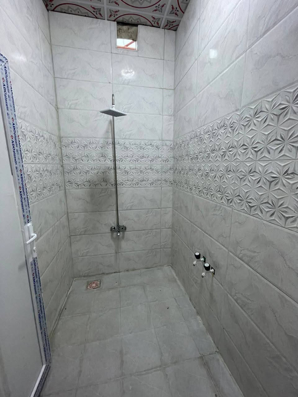 سلام عليكم بيت لبيع ابو خصيب كوت ثويني قرب ساحه طلبه بناء 2026 مساحه 100متر جديد طابو زراعي عراقي وكاله ونسخه من طابو سعر 63 وبي مجال ***********
