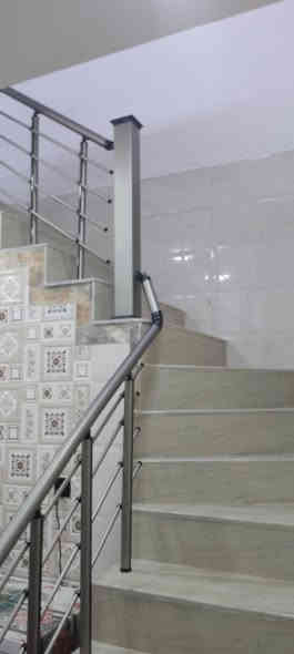 البيت للبيع مساحة ٧٥م الواجهه ٤م ونزال ١٩ ال ربع طابق واحد طرمه وصحيات خارجية استقبال كبير مع حولي مطبخ كبير صحيات داخليه منور مفتوح وغرفة نوم جوة كبيرة اما قاط الثاني هيكل بناء فقط يعني بس بناء بدون سقف مع بيتونه كبيرة ٧ امتار
م***********
