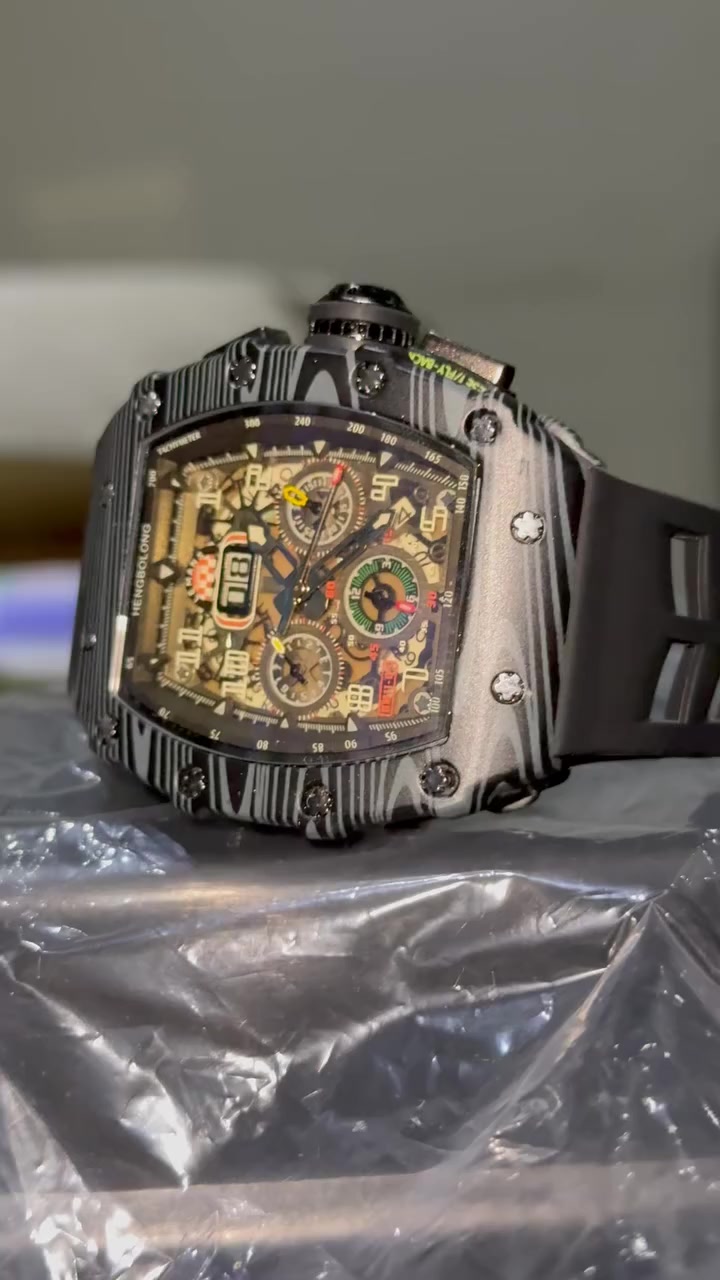 ساعة من ماركة HENGBOLONG
تصميم فخم 

تصميم: فخم رياضي (Octagon / مستطيل منحني)
 • 🧱 الهيكل: بلاستيك + معدن خفيف
 • 🔩 البراغي الظاهرة: للزينة فقط (ستايل)
    • 🪢 السوار : مطاط Rubber Strap
    •      ⚙️ الحركة: أوتوماتيك 

ملاحظة // هناك ضرر بسيط في الزجاج الخلفي بسبب النقل و هو غير مؤثر 

السعر 40,000 دينار 
يتوفر توفير توصيل لجميع المحافظات


**إذا كنت صاحب هذا الإعلان وتريد حذفه لأي سبب، رجاءا أرسل رسالة إلى الدعم الفني**