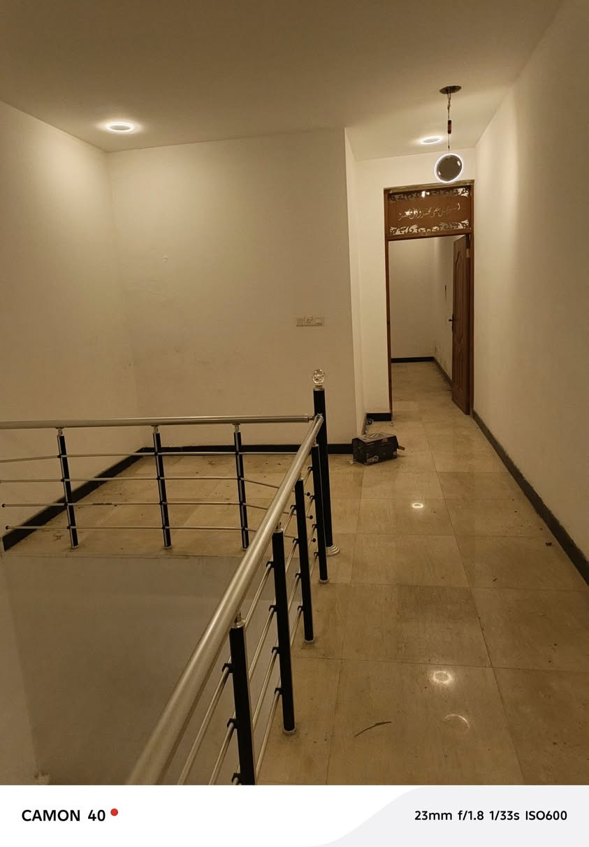 السلام عليكم بيت طابق ثاني لليجار غرفتين وصاله يجار ٦٠٠طالبيه قرب مسبح الصفا ***********
