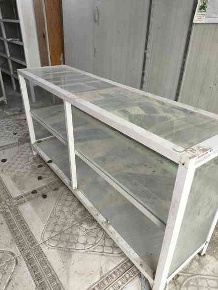 السلام عليكم 
ميز زجاج+ارفوف درجه اولى 
للبيع 
استفسار اتصل على الرقم ‏‪***********‬‏
