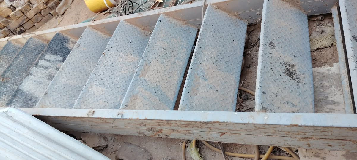 السلام عليكم درج حديد ثقيل طول 4 متر  
السعر 200 الف
رقم الهاتف ***********
