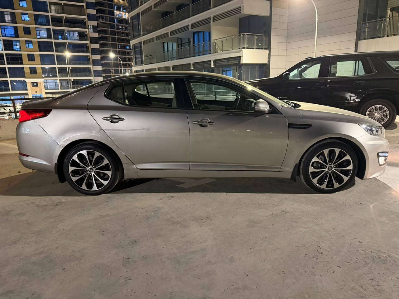 السلام عليكم: كيا أوبتيما 2014 خليجي لون شمباني ماشيه 104 الف ( بيهه چاملغ صبغ/ وبالقماره مشيول من الصبغ اثر تغليف فابلون ويابس ومن شالو انشال من الصبغ / وبيهه بارد) السياره كامله مابيهه اي نقص من تايرات وصدر وكلشي/  مواصفات السياره/ مكينه 2400/ بصمه/ كامره/ حساسات/ كراسي جلد / وباقي المواصفات معروفه / السعر المطلوب 137 ورقه وبيهه مجال للاستفسار على الرقم *********** / مكان السياره المنصور بوابه العراق
