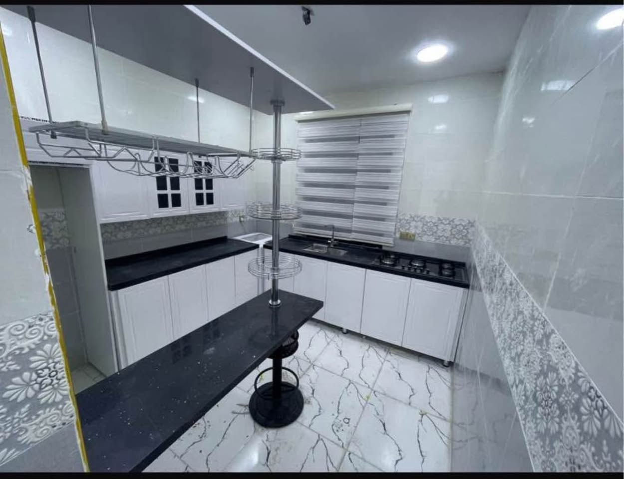 شقة مميزه للبيع المساحة 100م  غرف نوم عدد 2 الطابق الرابع البناية بناء جديد وموقع الشقه امامي مع بالكون على الشارع مع كافة الخدمات من مصاعد وحراسة العمارة تحتوي على مخرجين الرئيسي على فرع مثلجات افراح الاعظمية والثاني فرع الكوخ للاستفسار *********** وتساب بغداد, العراق
