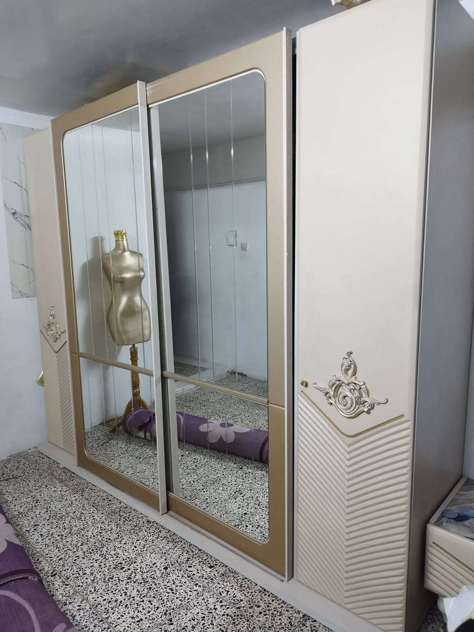 السلام عليكم عندي كنتور 4 ابواب وميز تواليت مثل ما بصورة عارضة ب 225 وبه مجال 
للتواصل خاص او ***********
