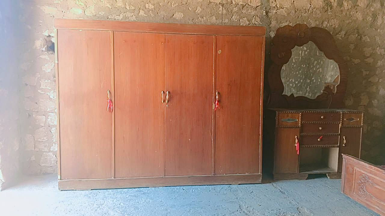 غرفة خشاب عراقية السعر 400 وبيها مجال المكان سعدة للاستفسار اكثر التواصل خاص او عالرقم ***********
