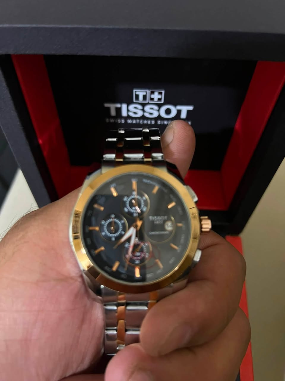 ⌚ TISSOT Chronograph 1853 🇨🇭
أناقة سويسرية… ودقة تُحكى ⏱️✨

تصميم فاخر يجمع بين اللون الفضي والذهبي مع ميناء أسود أنيق، وكرونوغراف عملي يضيف للساعة حضوراً مميزاً.
ساعة تناسب الرجل اللي يهتم بالتفاصيل ويعرف قيمة الأناقة الحقيقية 🤵🏻‍♂️

🇨🇭 Swiss Made | TISSOT 1853
✨ فخامة • دقة • أناقة

السعر 100 الف 
📩 للاستفسار عن السعر والتفاصيل واتساب ***********
مكاني بغداد
