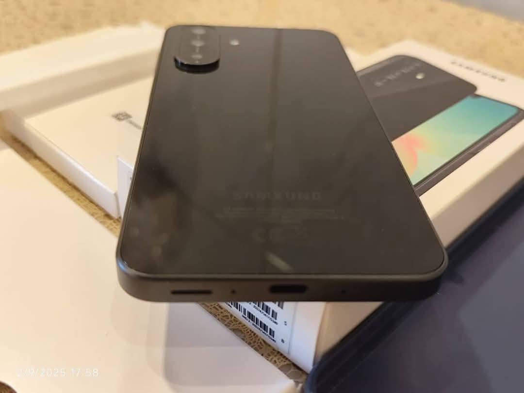 سامسونك a17 ذاكرة 128 اسود نضيف كامل مع الغراض استخدام قليل سعر 190 وبي مجال مكان كرادة او نهاية حي اور هذا رقمي وبي واتس *********** بغداد, العراق
