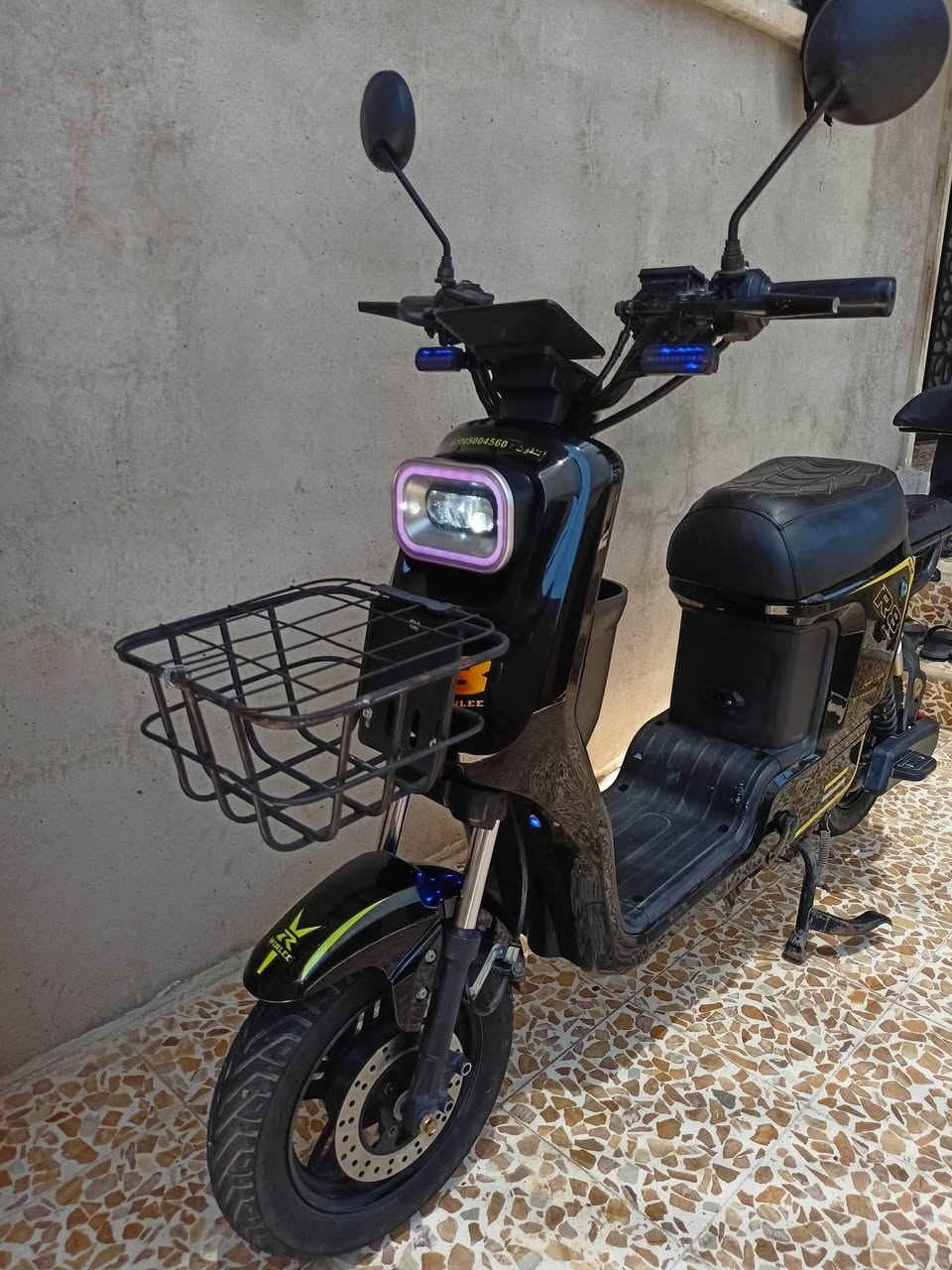 دراجه شحن
نوع : R8
5 بطاريات حجم كبير ويلي
دبل اشاره + خلاط
ليت ناصي+ ليت عالي
هورن + سماعه بلوتوث 
مكان شحانه للموبيل + استناد للموبيل
دبل جك + كلشي شغال بيها
نظافه 85%
السعر 425 وبي مجال للشراي 
اذا ما شراي لا اتعبني فدوه 
للتواصل *********** عبر الواتساب
