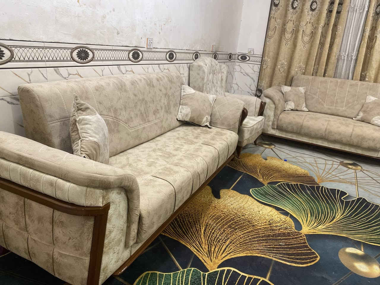 تخم مودرن 10 مقاعد نضيف اخو الجديد مستعمل قليل مع مفرش وكوشات 6 السعر 450 وبي مجال المكان كربلاء ***********
