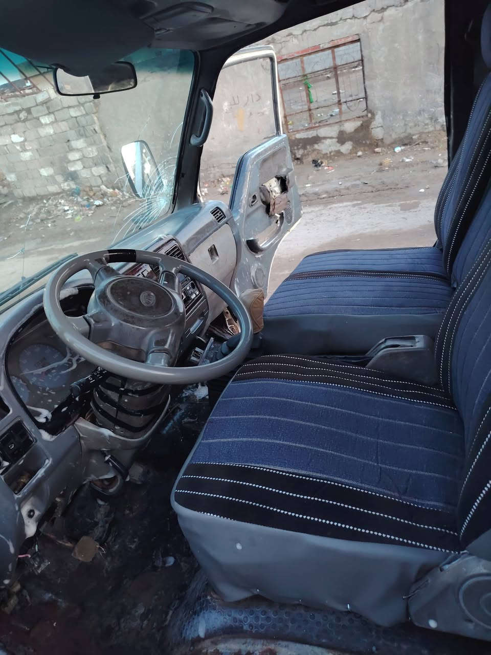 ام عيون للبيع
موديل 2002 قماره كلب

***********
