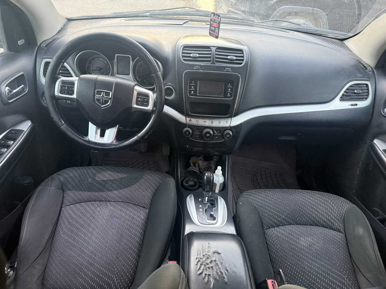 جورني ٦ سلندر ٢٠١٣
السياره باسمي سنويه لنهاية ال٢٦ 

السياره بيها صبغ حزام انا صابغها للجماليه عدي صورها قبل الصبغ 

بيها ضربه باب العبري موجوده الصوره 

حداديه جديده سياره كامله 

عوزها ملاحضات مثل تايرات وقماره جارده 

السياره سعرها ٩٠ 

رقمي *********** واتساب واتصال
