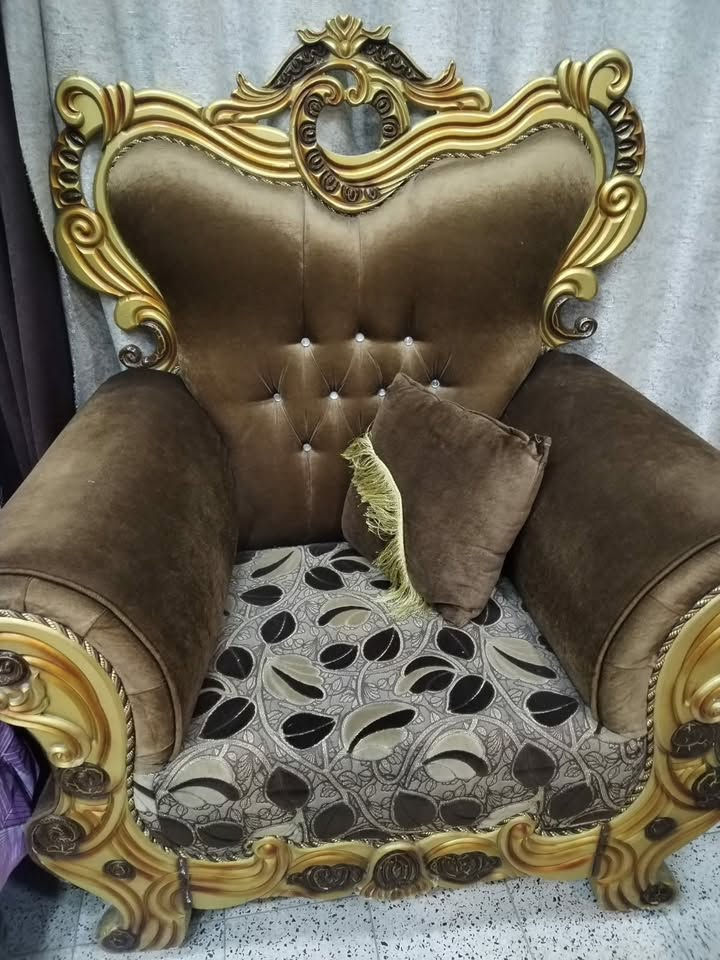 السلام عليكم 
طخم عراقي للبيت نظيف كلش 
عشر مقاعد ويا طبلات وميز المكان بغداد 
السيديه *********** 
السعر ٤٠٠ وبي مجال
