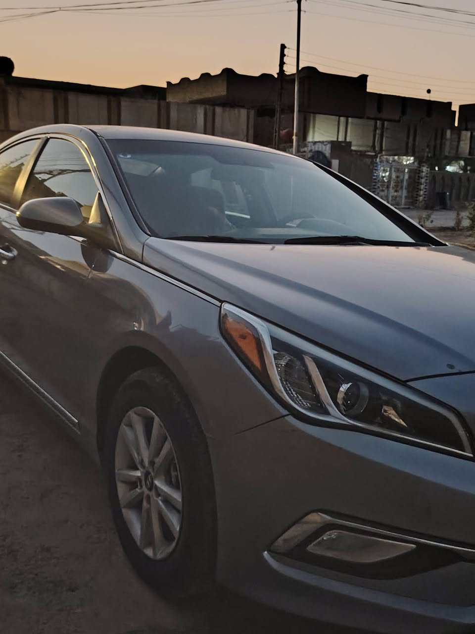 السلام عليكم  للبيع
سوناتا موديل 2017 
وارد امريكي رقم بغداد   الدولي / ماشي 100سياره داخله كلين بل عراق صار بيه تبديل قطعتين بدون دواخل سونار مرفق بل منشور 
مواصفات نص فول 
محرك 2400  
داخل رصاصي 
تخم تاير جديد
السياره جاهزه وجديده 
والسعر124 وبيه مجال بسيط 
والشراي يتفضل هذا رقم*********** العنوان بابل  غير متوجد عل فيس
