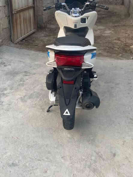 يا الله 

دراجة PCX ياباني اصل  للبيع 

صار شهر من نزلت ربمة 
مكاتبة موجودة 

مكفولة من محرك وأكسل وكفر تجاري بشرط جيب فيتر وتعال 

محرك 125 

السعر 20 وبيها مجال للطيبين 

العنوان بغداد الحسينية 

***********
