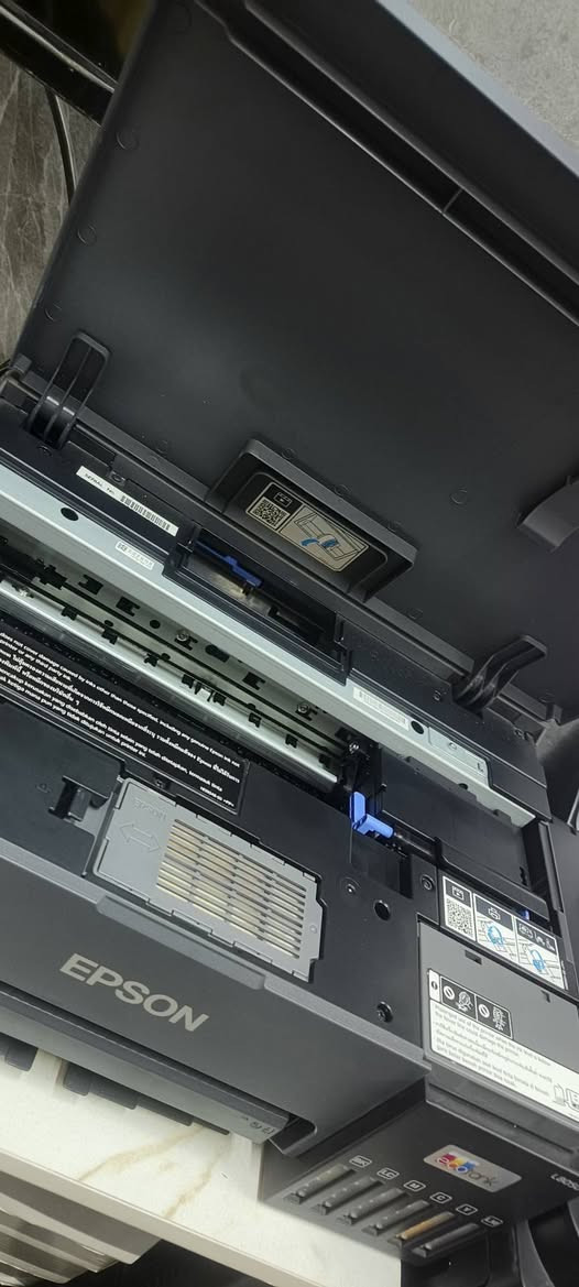 السلام عليكم
متوفر طابعة إبسون l8050 حراريه فول مواصفات  استخدام قليل كلش الحبر مال شركه بعده ممبدل مثل ما موضح بلصوره 
لاصحاب المشاريع هاي كلش راح تفيدكم بطباعه على الملابس و الاكواب والاقلام و الصحون و الهدايا و هويات الpvc و شغلات هواي 
للتواصل مراسلة الصفحه او عن طريق واتساب ***********
