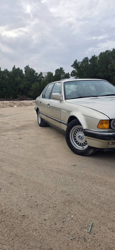 السلام عليكم
بي ام للبيع 735موديل1991
 سياره جاهزه كله عله بلاد 
مكفوله من صبغ تبريد ثلج هيترات مري جام كله شغال مكينه كير بل كارتون
رقم نجف مكان السياره نجف شرط مداور ثاني يوم 
سنويه لل2028السعر 53بيه مجال للاستفسار ***********
