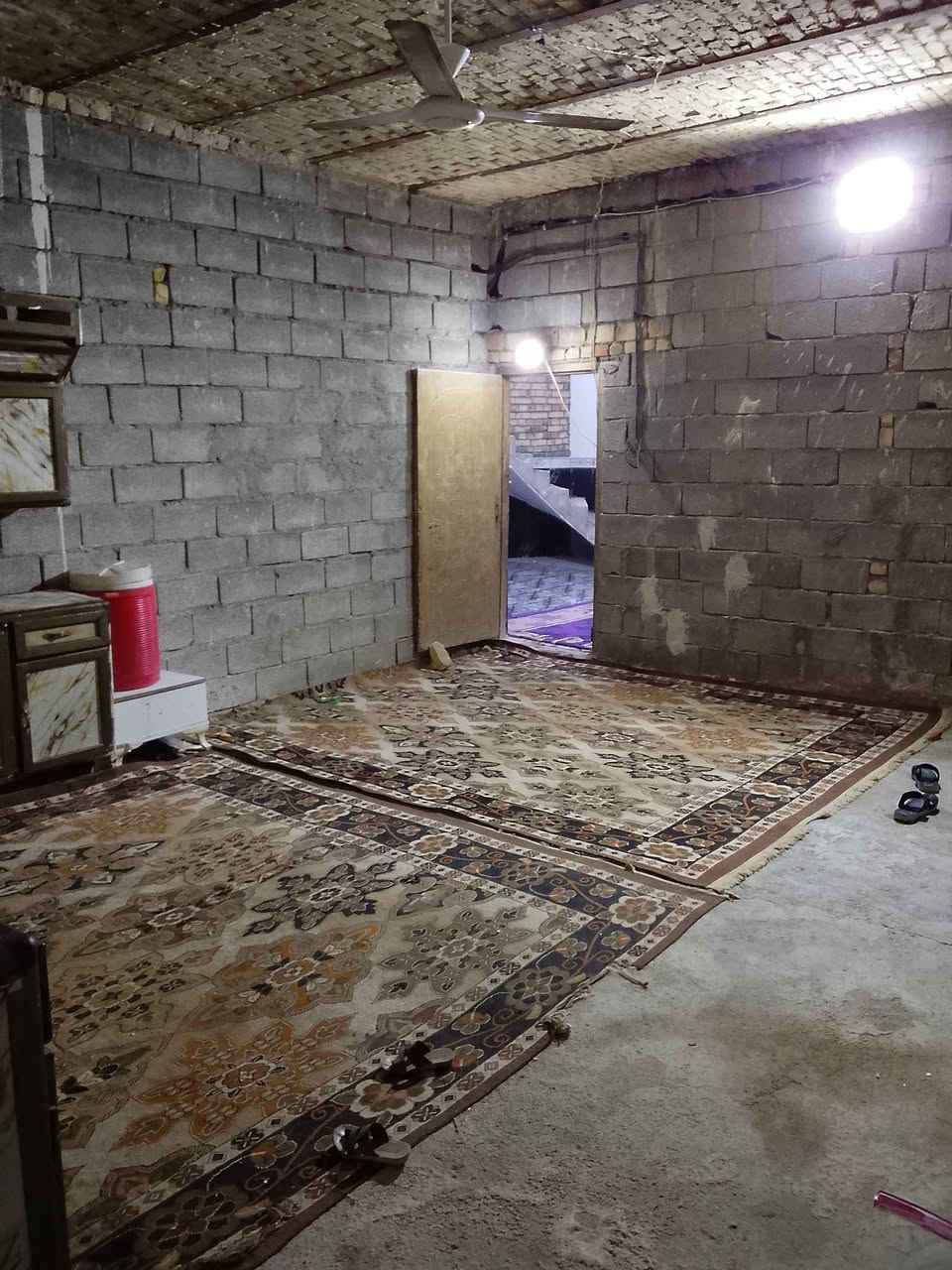 بيت لبيع 300 متر في منطقة المدثره في شارع الإمام علي يحتوي على ثلاث غرف نوم صاله  مطبخ ديوانيه مناور عدد اثنين صحيات ساحة جبيره مساحته 90متر تقريباً وحديقة جبيره السعر 70 وبيه مجال *********** بيه واتساب
