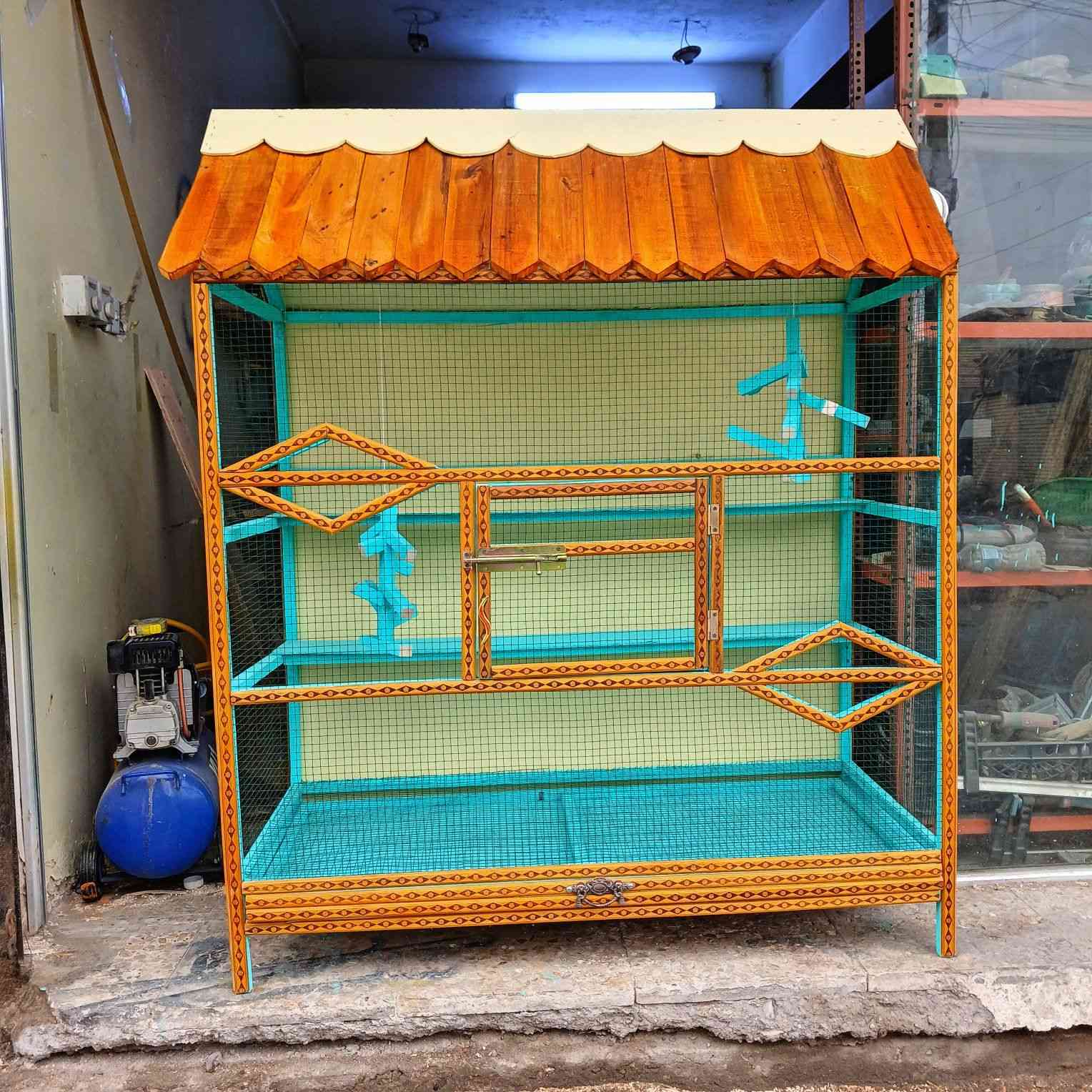 قفص الكوخ بتصميم مميز
شغل الجديد تزكام خشب صاج 
الارتفاع مع الكوخ متر و55 سانتي
العرض متر و 30 سانتي 
النزال 60
مجر تنظيف مراجيح عدد2
رفوف عدد2 

العنوان بغداد حي السفير العبيدي
السعر خاص 
رقم الهاتف 📱 ***********
