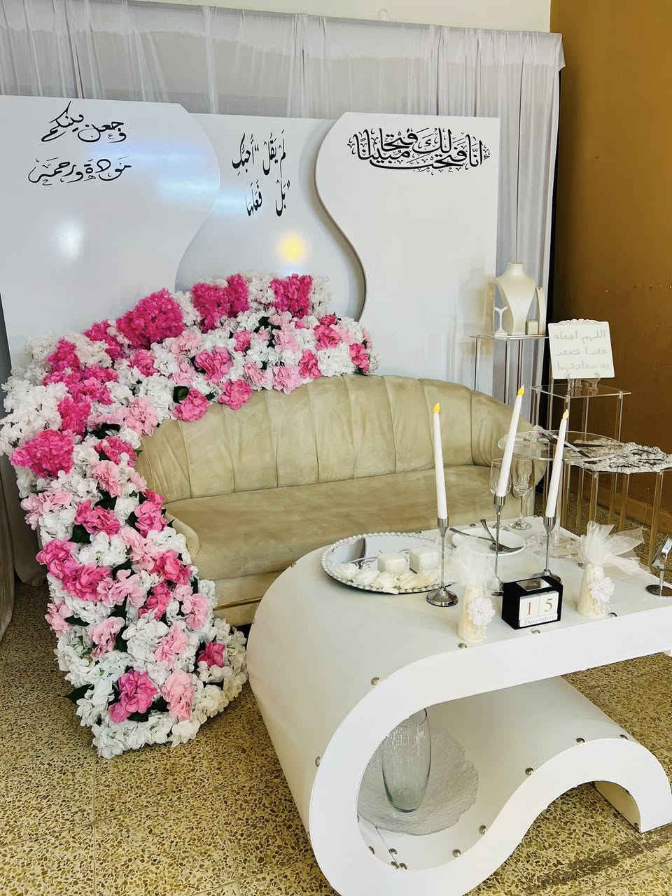 للبيع الديكور الخلفي مع الميز
بيع مستعجل   مكاني موصل
***********
