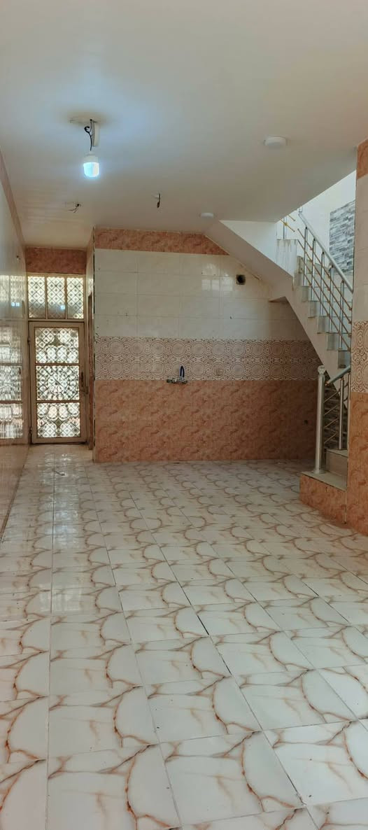 بيت للايجار 100 متر
نجف حي النداء بداية شارع المكاتب مقابل عمود 36 
قرب المدارس وقرب السوق وخط الكيات.
يحتوي على غرفة و(صالة ومطبخ)مشترك واستقبال وصحيات داخلية وخارجية.
سعر الايجار 250 الف


**إذا كنت صاحب هذا الإعلان وتريد حذفه لأي سبب، رجاءا أرسل رسالة إلى الدعم الفني**