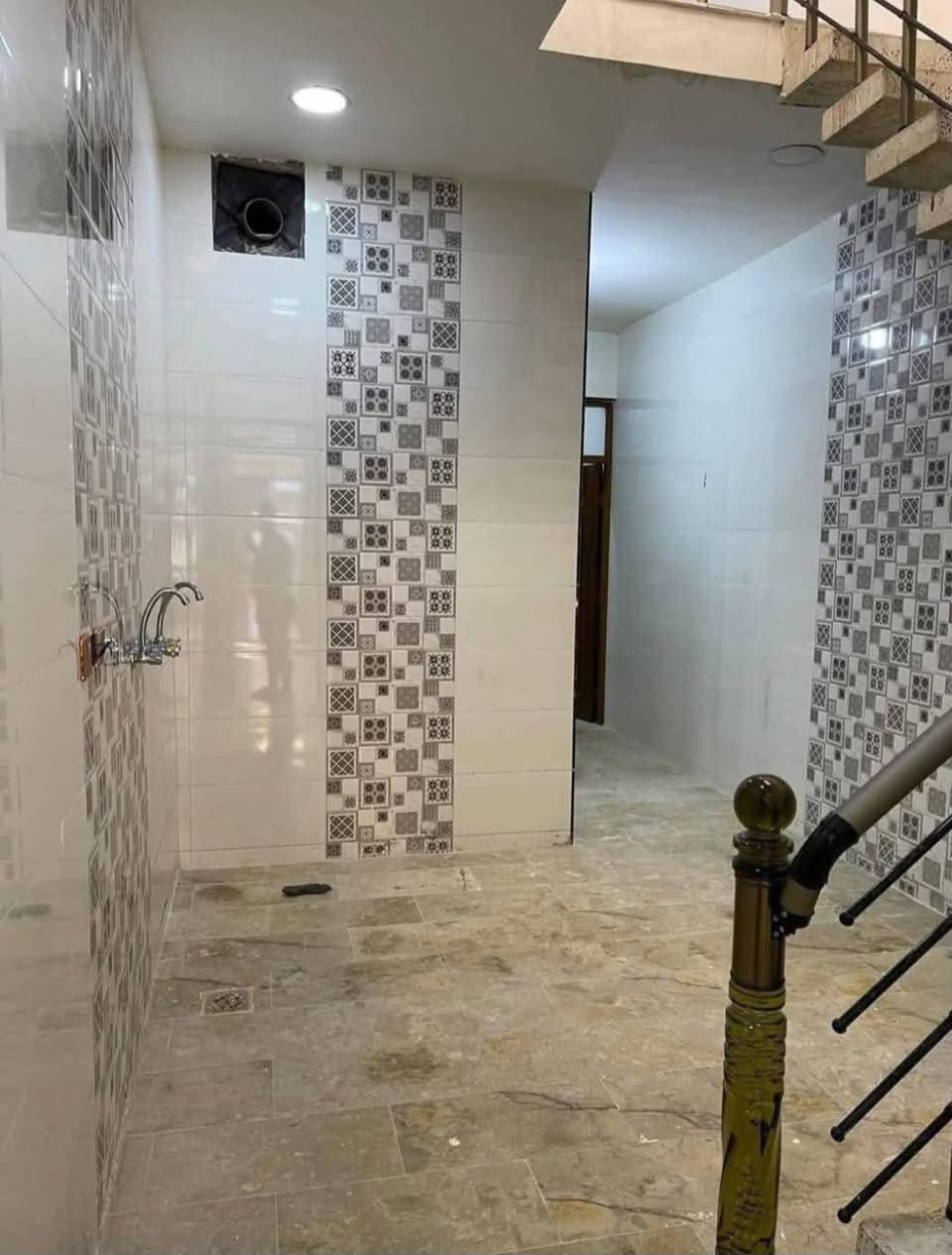 الدار للبيع مساحته 70م الواجهة 3ونص×20 يتكون البيت 3 غرف الفوق مع الجوه مع خدمات فوق و الجوه-  طابو صرف ملك 
الموقع بغداد الشعب  وره مطعم محمد الكردي قرب موكب ابو حيدر 

غير  متواجد على الفيس فقط الواتساب :***********

السعر :168مليون
