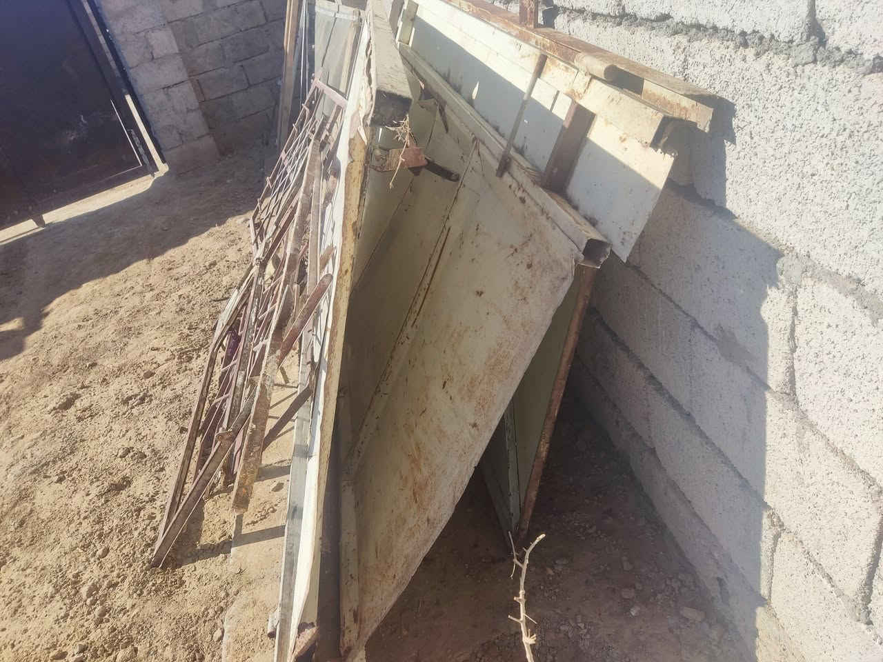 ابواب وشبابيك وحديد مستخدمه للبيع 
  الحديد من اربع متر لي مترين  
***********
