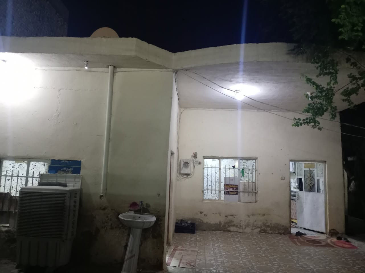 دار للبيع حي الحكيم مساحته ٥٠٠ متر غرفتين نوم وهول وصاله ومطبخ وحمام واستقبال كراج وحديقه
شارع اسواق البركه
يبعد عني الشارع 250 متر
الاتصال واتساب ***********
