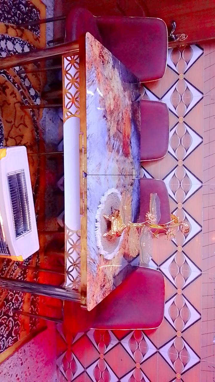 ميز طعام اخو جديد الك اي ضرار مابي الميز بس الكراسي بيهن ضرار الرجل وحده طاكه       سعر130بي مجال بصيط
العنوان بغداد معالف البياع ***********❤️
