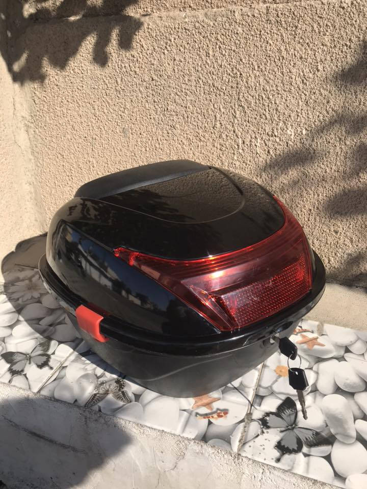 سلام عليكم صندوكً دراجه جوكر يرهم جميع الدراجات جديد ما صار سبوع اشتريته بس صار فطر من فوك صغير كلش حطيت عليه شي وصار هيج جديد فد مره قفايص راسطات كامل مفتاح نستختينً تجوه ضهر سعره 20الف مكاني قادسيه الثانيه***********
