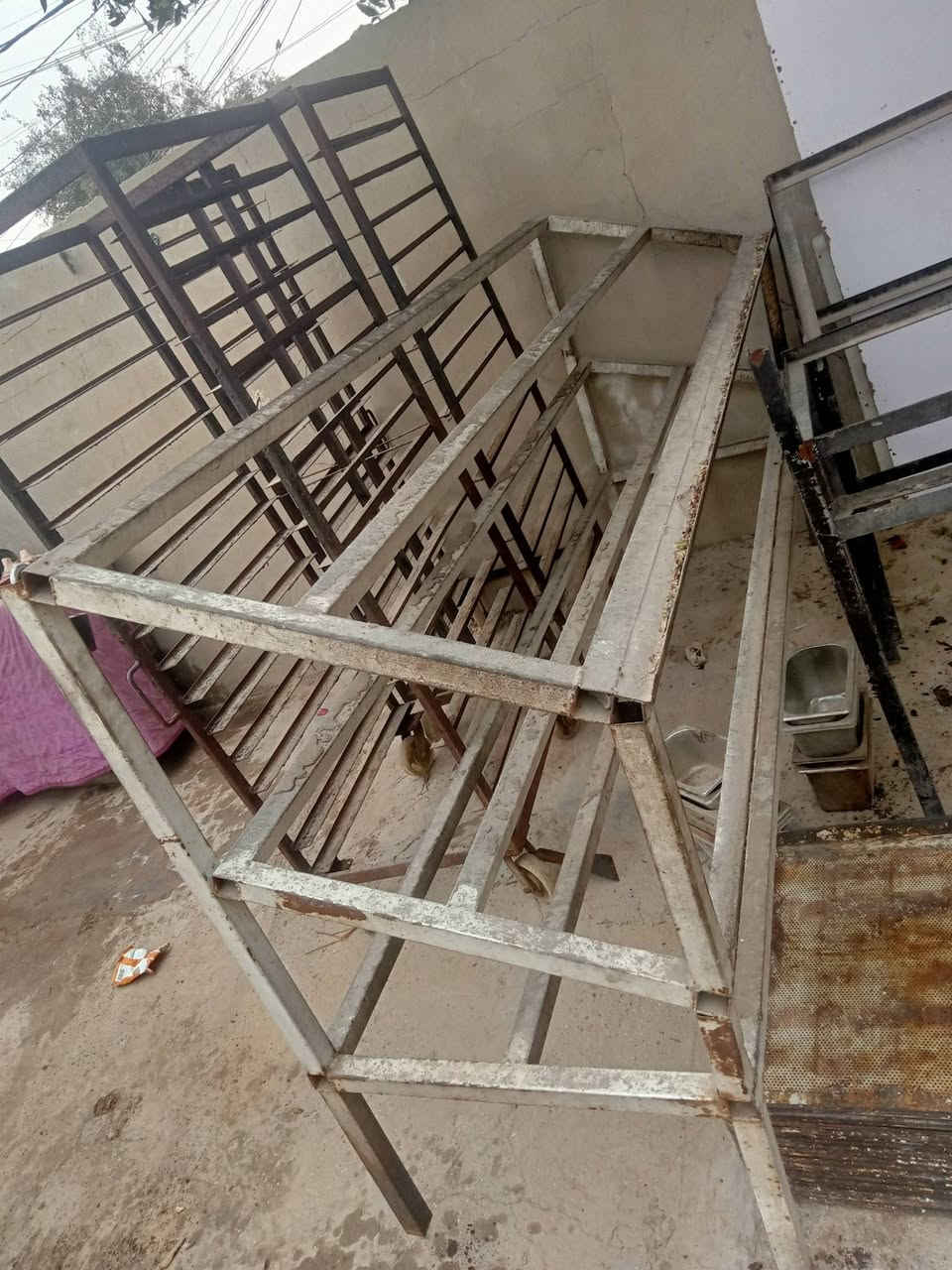 عرباين عدد ٢ميز عرض عدد ٣ صواني عرض كعك سل ستسل عدد ٢٠صفريات عدد ٢٠بطل خماره  ***********
